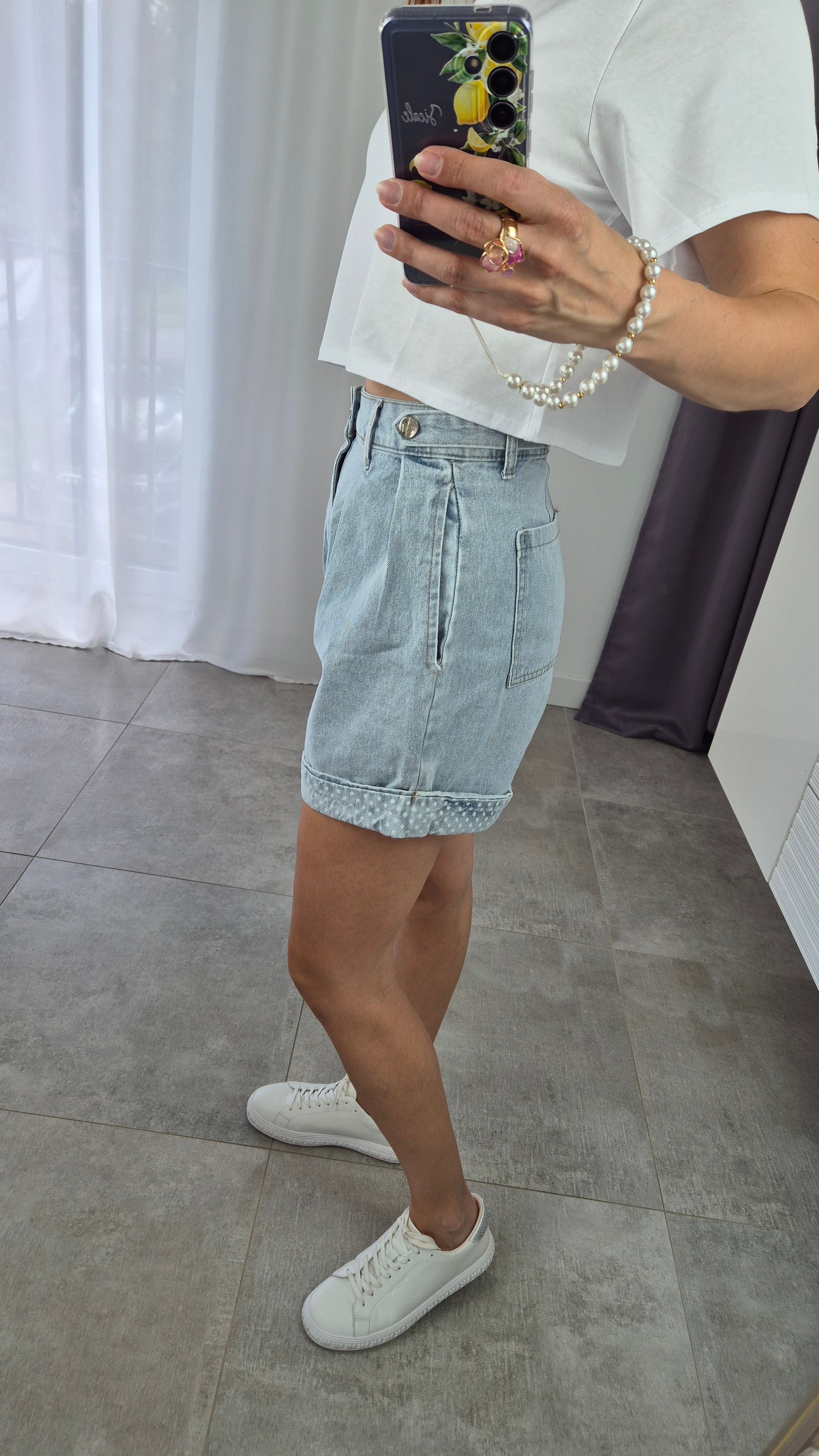 Jeansshorts mit Polka-Dot-Akzenten