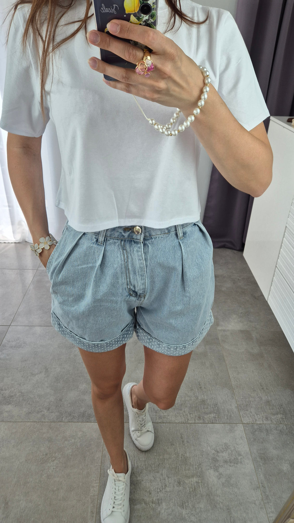 Jeansshorts mit Polka-Dot-Akzenten