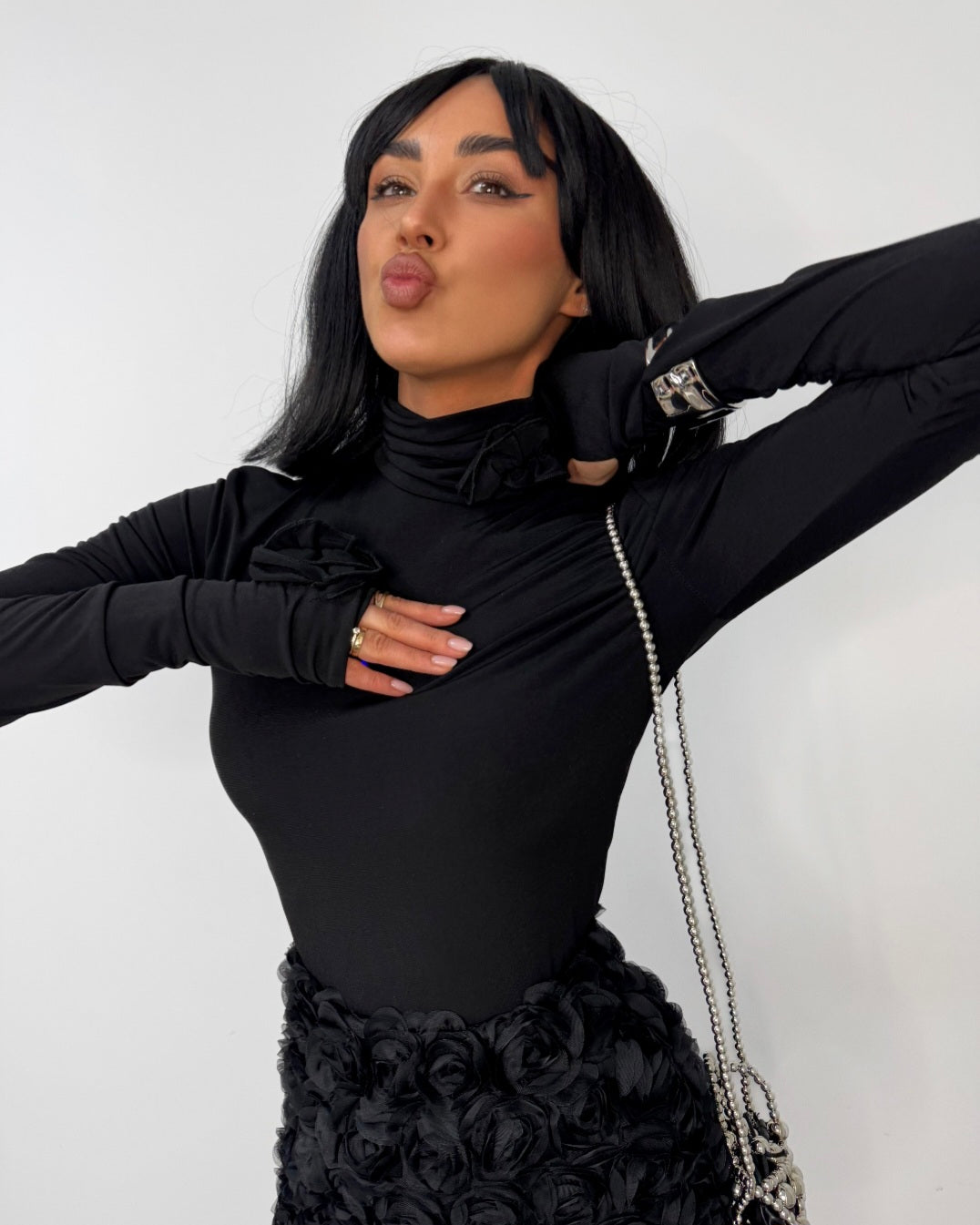 Rollkragenshirt mit Rose Applikation- Schwarz