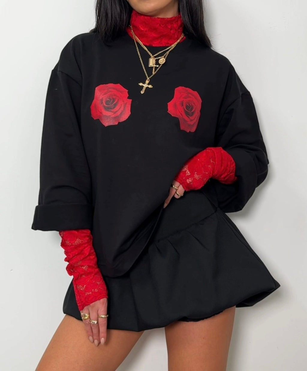 Schwarze Oversize-Bluse mit rotem Rosenprint