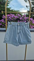 Jeansshorts mit Polka-Dot-Akzenten