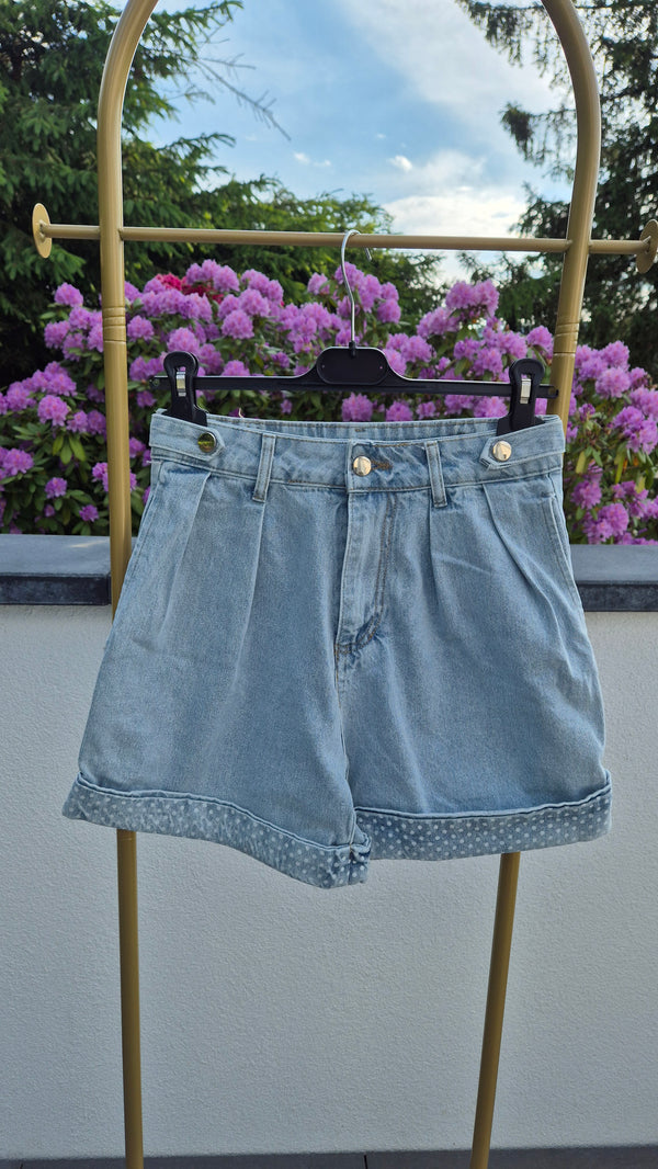Jeansshorts mit Polka-Dot-Akzenten